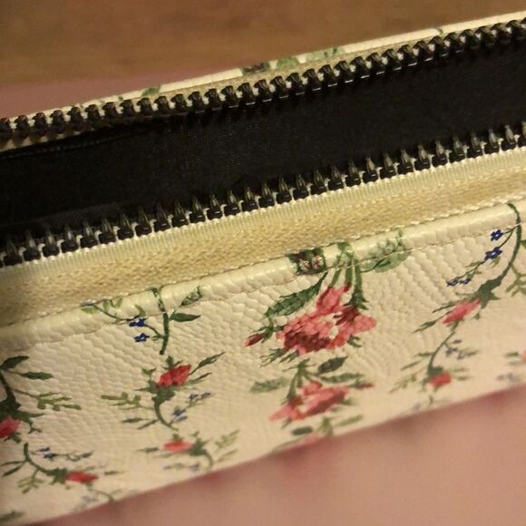 Xoxo zipper wristlet wallet floral - Picture 8 of 9